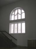 A lépcsőház hátsó ablaka