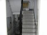 A hátsó lépcső, lejárat a pincébe
